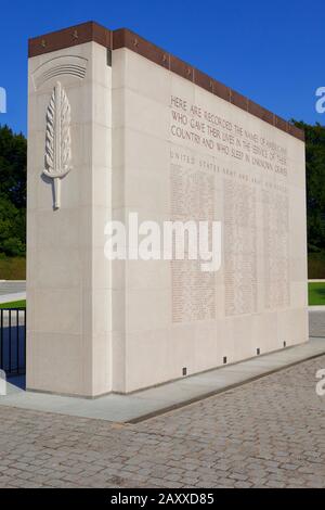 Mauer auf dem Luxemburger amerikanischen Friedhof und Denkmal mit den Namen von Amerikanern, die im zweiten Weltkrieg starben und in unbekannten Gräbern schlafen Stockfoto