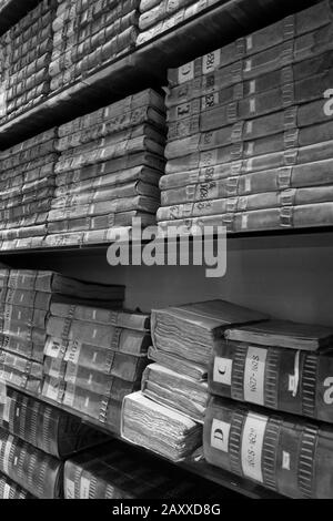 Bankmuseum Monte dei Paschi di Siena. Buchhaltungsbücher früherer Jahrhunderte in Schwarzweiß. Stockfoto