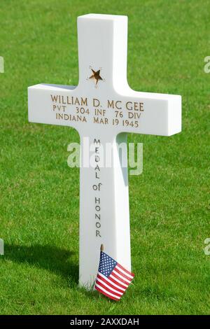 Grab des Privaters William D. McGee, Träger der Ehrenmedaille auf dem Luxemburger amerikanischen Friedhof und Denkmal in Luxemburg, Luxemburg Stockfoto