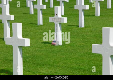 Grab des Privaters William D. McGee, Träger der Ehrenmedaille auf dem Luxemburger amerikanischen Friedhof und Denkmal in Luxemburg, Luxemburg Stockfoto