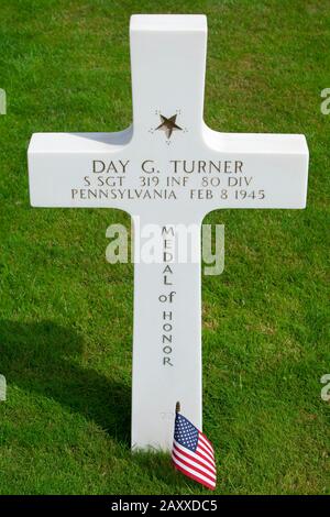 Grab des Stabs Sergeant Day G. Turner, Träger der Ehrenmedaille auf dem Luxemburger amerikanischen Friedhof und Denkmal in Luxemburg, Luxemburg Stockfoto