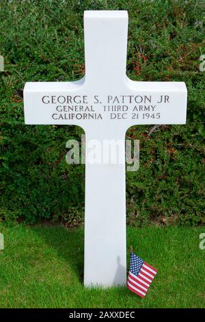 Grab des US-amerikanischen General George Smith Patton Jr. (1885-1945) auf dem Luxemburger amerikanischen Friedhof und Denkmal in Luxemburg, Luxemburg Stockfoto