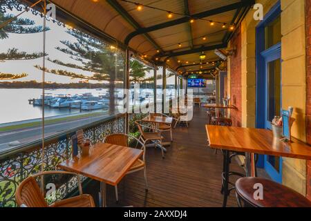 Typische moderne Umarbeitung eines australischen Pubs Anfang 1900, hier in Perth, Western Australia. Stockfoto