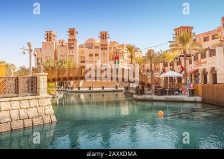 November 2019, Dubai, Vereinigte Arabische Emirate: Madinat Jumeirah Mall und Hotelgebäude Stockfoto