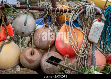 Alte Angelschwimmkörper aus Kunststoff, Ausrüstung und Netze mit Drähten und Seilen an der Steephill-Bucht auf der Insel Wight in der Nähe von ventnor. Stockfoto