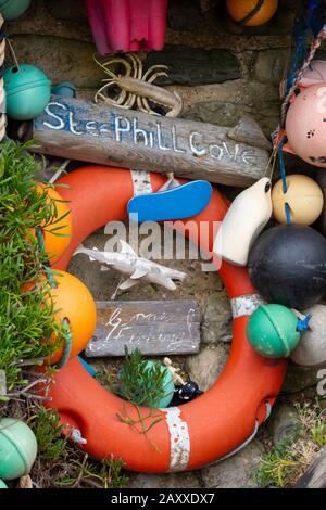 Alte Angelschwimmkörper aus Kunststoff, Ausrüstung und Netze mit Drähten und Seilen an der Steephill-Bucht auf der Insel Wight in der Nähe von ventnor. Stockfoto