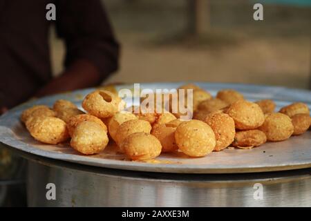 Fusca Chotpoti ist Ein Beliebter Straßenhändler in Bangladesch und Indien. Dieses Essen Sieht aus wie Chips. Ein Straßenhändler für indische bengalische Gerichte und Topf.Testy und l. Stockfoto