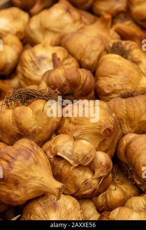 Frischer Knoblauch in einer Holzkiste, die auf der Knoblauchfarm in der Neukirche auf der Insel Wight zum Verkauf angeboten wird. Stockfoto