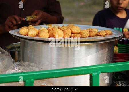 Fusca Chotpoti ist Ein Beliebter Straßenhändler in Bangladesch und Indien. Dieses Essen Sieht aus wie Chips. Ein Straßenhändler für indische bengalische Gerichte und Topf.Testy und l. Stockfoto