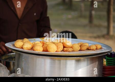 Fusca Chotpoti ist Ein Beliebter Straßenhändler in Bangladesch und Indien. Dieses Essen Sieht aus wie Chips. Ein Straßenhändler für indische bengalische Gerichte und Topf.Testy und l. Stockfoto