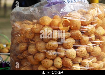 Fusca Chotpoti ist Ein Beliebter Straßenhändler in Bangladesch und Indien. Dieses Essen Sieht aus wie Chips. Ein Straßenhändler für indische bengalische Gerichte und Topf.Testy und l. Stockfoto