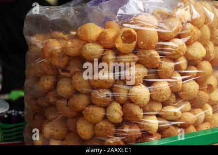 Fusca Chotpoti ist Ein Beliebter Straßenhändler in Bangladesch und Indien. Dieses Essen Sieht aus wie Chips. Ein Straßenhändler für indische bengalische Gerichte und Topf.Testy und l. Stockfoto