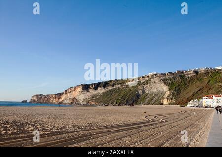 Der Strand vor Nazare ist breit. Vor allem in der Nebensaison gibt es viel Platz. Stockfoto