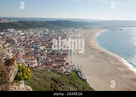 Der Strand vor Nazare ist breit. Vor allem in der Nebensaison gibt es viel Platz. Praia mit Blick auf Sitio. Stockfoto