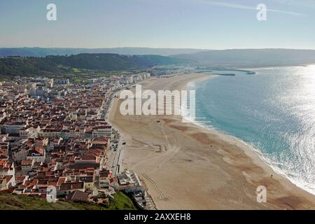 Der Strand vor Nazare ist breit. Vor allem in der Nebensaison gibt es viel Platz. Praia mit Blick auf Sitio. Stockfoto