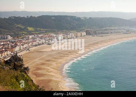 Der Strand vor Nazare ist breit. Vor allem in der Nebensaison gibt es viel Platz. Praia mit Blick auf Sitio. Stockfoto