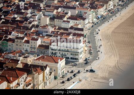 Der Strand vor Nazare ist breit. Vor allem in der Nebensaison gibt es viel Platz. Blick von Sitio. Stockfoto