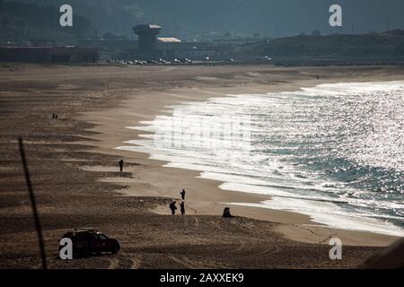 Der Strand vor Nazare ist breit. Vor allem in der Nebensaison gibt es viel Platz. Blick von Sitio Stockfoto