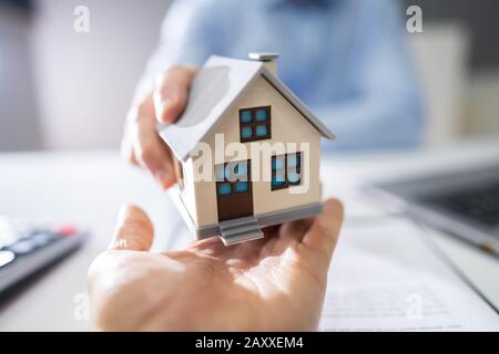 Nahaufnahme DER Hände EINES Immobilienmakler, Der das Haus Einem neuen Eigentümer gibt Stockfoto