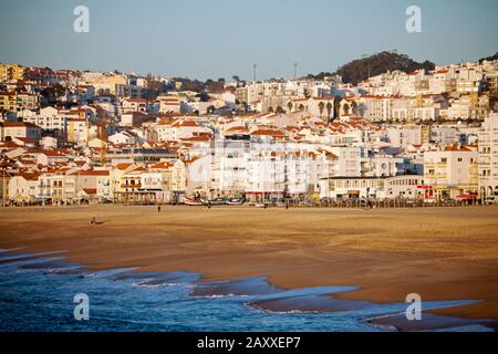 Der Strand vor Nazare ist breit. Vor allem in der Nebensaison gibt es viel Platz. Stockfoto