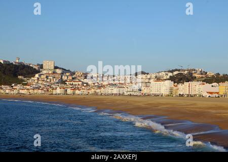 Der Strand vor Nazare ist breit. Vor allem in der Nebensaison gibt es viel Platz. Stockfoto