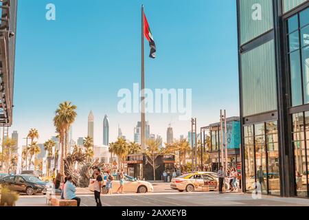 28. November 2019, VAE, Dubai: Moderner Hipperbezirk La Mer Strand in Dubai, berühmt durch seine Stadtentwicklung und Dekoration Stockfoto