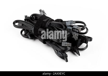 Schwarze Kabel für modulare Netzteile, psu-Kabel isoliert auf weiß. Viele Stromkabel, moderne pc-Montageteile. Kabelmanagement Stockfoto