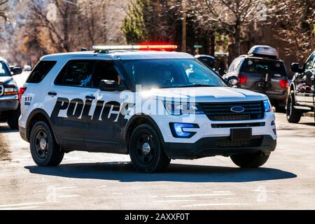 Polizei Auto & Leuchten; Escort eine Parade in der kleinen Stadt von Salida, Colorado, USA Stockfoto