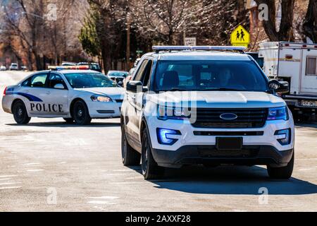 Polizei Auto & Leuchten; Escort eine Parade in der kleinen Stadt von Salida, Colorado, USA Stockfoto