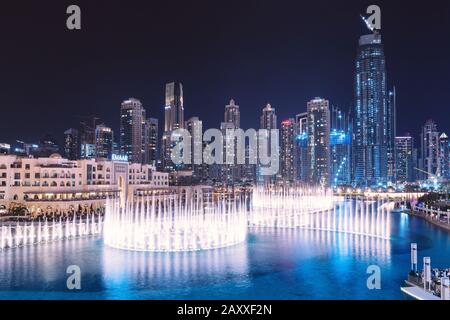 26. November 2019, VAE, Dubai: Amazing Show of Dancing Founneons in the Pool near Burj Khalifa and Dubai Mall at night Stockfoto