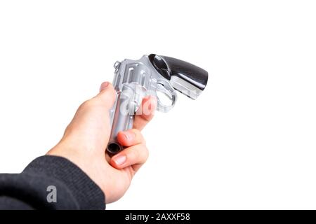 Die Übergabe einer Silberpistole mit dem Angebot, gefährliche Schusswaffen herauszugeben. Jemandem einen Revolver geben, umwickeln. Einen Pistolenfass in der Hand halten Stockfoto