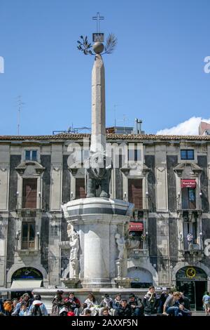 Catania, Italien - 05. April 2007: Liotru, die berühmte Lavasteinstatue des Elefanten und sein Obelisk auf der Piazza del Duomo, Catania, Sizilien, wurde 1239 zum offiziellen Symbol der Catania Stockfoto