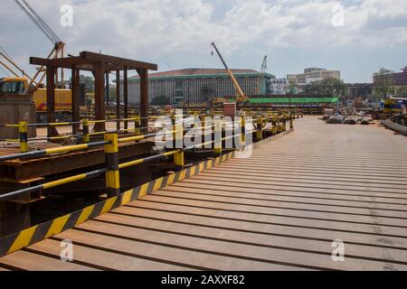 Eine Brücke, die den Pasig River durchschneidet, befindet sich derzeit im Bau, um die Verkehrsverhältnisse in der Stadt zu mildern. Stockfoto