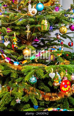 Farbenfrohes hellgrün schöner weihnachtsbaum hdr-Shot abstrakte Textur in Nahaufnahme. Mehrfaches Zuhause glänzendes heimwerkerdekoration traditionelle Weihnachtsdekoration Stockfoto
