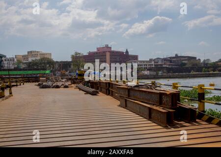 Eine Brücke, die den Pasig River durchschneidet, befindet sich derzeit im Bau, um die Verkehrsverhältnisse in der Stadt zu mildern. Stockfoto