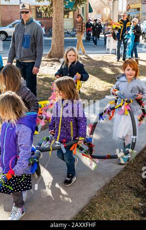 Kinder und Erwachsene tanzen in ausgefallenen Kostümen in Salida, Colorado's, 3. Jährliche Lunar New Year Parade. Stockfoto