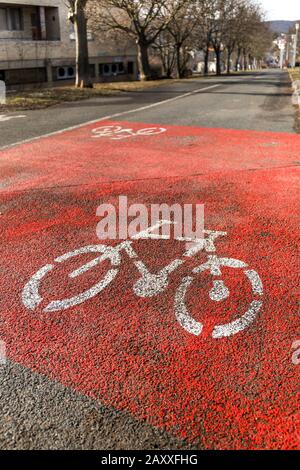 Markierung des Radweges auf Asphaltstraße - Stadt Brünn Tschechien. Radwanderweg. Ökologischer Transport. Stockfoto