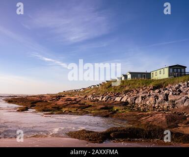 Strand von EMBO, Blick auf die Ferienhäuser von Grannie's Heilan' Hame Stockfoto