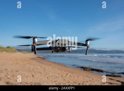 mavic pro 2 Drohne im Flug über den Strand von EMBO Stockfoto