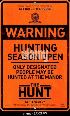 The Hunt (2020) unter der Regie von Craig Zobel und mit Ethan Suplee, J.C. in der Hauptrolle Mackenzie, Emma Roberts und Hilary Swank. 12 Fremde erwachen auf einer Lichtung, um zu entdecken, dass sie wegen des Sports gejagt werden. Der Veröffentlichungstermin wurde aufgrund der Massenshootings von Dayton und El Paso Anfang August 2019 verschoben. Stockfoto