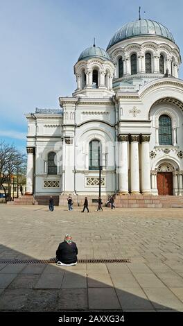 Litauen, Zentrallitauen, Kaunas, eine BAG-Dame vor St. Michael, der Erzengelkirche Stockfoto