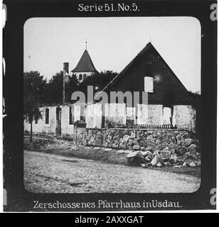 Projektion für alle - der Weltkrieg: Die Ostfront. Serie 51. Nr. 5. Zerschossenes Pfarrhaus in Usdauen. - die Firma "Projektion für alle" wurde 1905 von Max Skladanowsky (1861-1939) gegründet. Sie produzierte bis zum Jahre 1928 fast 100 Serien zu je 24 Glasdias im Format 8,3 x 8,3 cm im Sog. Bromsilber-Gelatin-Trockenplatten Verfahren. Die ersten Städte vor allem in den Bundesländern, Länder aber auch Märchen und Sagen, das alte Testament und der Erste Weltkrieg. Stockfoto