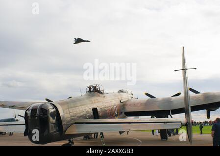 Ein seltener Überlebender des zweiten Weltkriegs, ein ehemaliger RAF Lancaster Bomber auf einer öffentlichen Luftfahrtschau in Kemble in Gloucestershire mit einem ebenso seltenen AVRO Vulcan Strahlbomber von nh Stockfoto