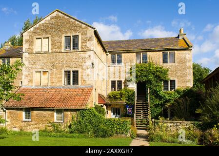Ein sehr altes Gebäude im Dorf Lacock in Wiltshire England, Großbritannien, diente heute als Keramik mit Studio und als Gasthaus für Besucher dieses Touristenattraktionen Stockfoto
