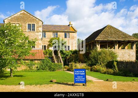 Ein sehr altes Gebäude im Dorf Lacock in Wiltshire England, Großbritannien, diente heute als Keramik mit Studio und als Gasthaus für Besucher dieses Touristenattraktionen Stockfoto