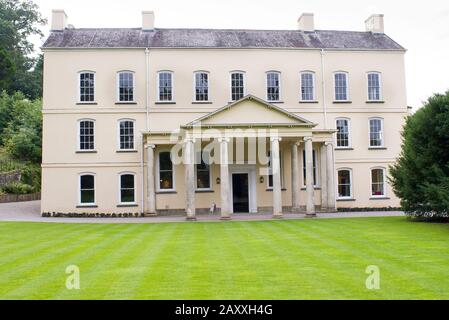 Aberglasney House und Green Grass Lawn aus dem 16. Jahrhundert in South Wales UK Stockfoto