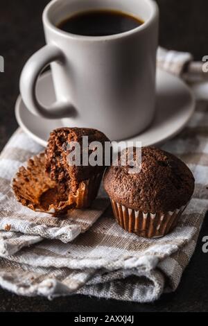 Schmackhafte Schokoladenmuffins. Süße Cupcakes und Kaffeetasse. Stockfoto