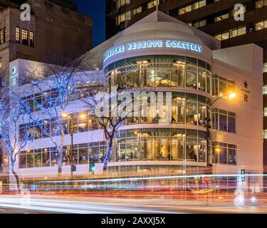 Starbucks Reserve Roasterium in der Michigan Avenue in der Dämmerung Stockfoto