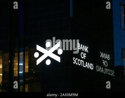 Logo und Name der Bank of Scotland in Neonlicht nachts, Argyle Street, Glasgow, Schottland, Großbritannien Stockfoto