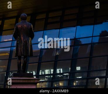 Robert Peel Statue mit neuer Fassade des Bahnhofs Queen Street in der Dämmerung, George Square, Glasgow, Schottland, Großbritannien Stockfoto